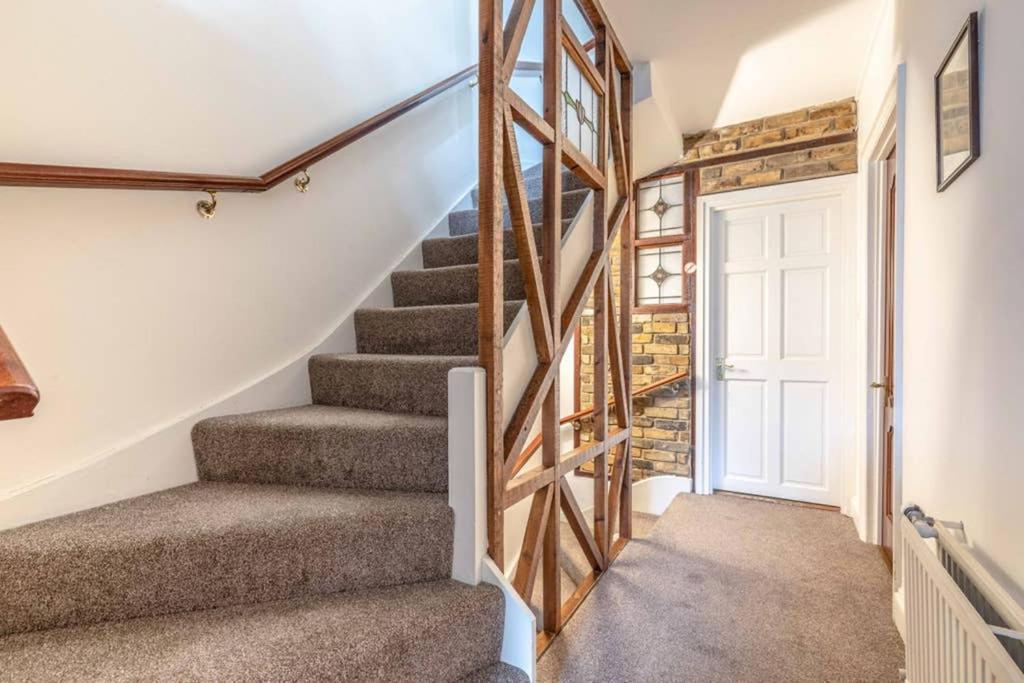 4 Bed 3 Baths In Central Windsor! Walk 2 All The Sights! Legoland 5 Min Drive Exterior foto
