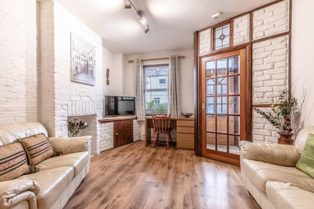 4 Bed 3 Baths In Central Windsor! Walk 2 All The Sights! Legoland 5 Min Drive Exterior foto