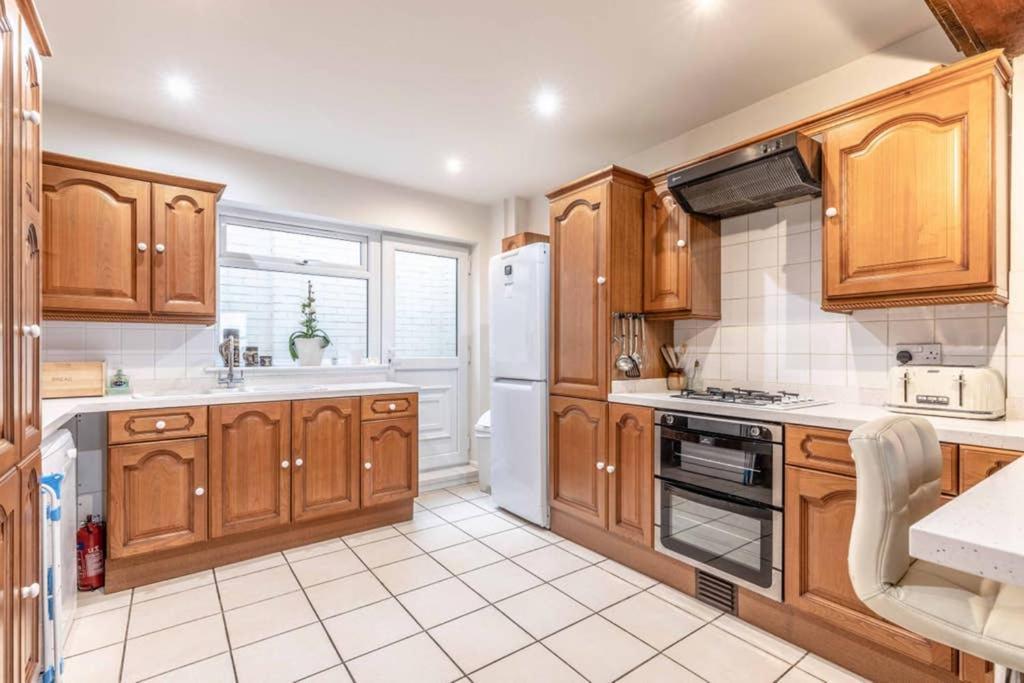 4 Bed 3 Baths In Central Windsor! Walk 2 All The Sights! Legoland 5 Min Drive Exterior foto